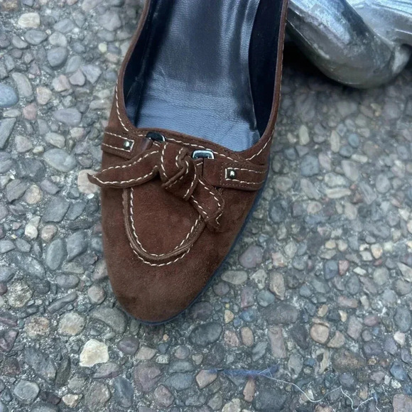 Stuart Weitzman Walnut Brown Suede Stacked Heel Pumps Bow Buckle Size 9.5 - Picture 9 of 11